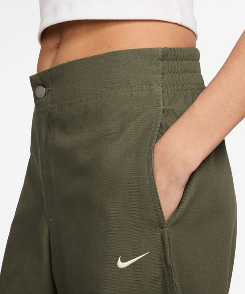 NIKE(ナイキ)の「ナイキ スポーツウェア ウィメンズ バレル パンツ / Nike Sportswear Women's Barrel Pants HV2087-222 Medium Olive(その他パンツ・レディース・オリーブ・M/S/XS/L/XL)」の3枚目の写真