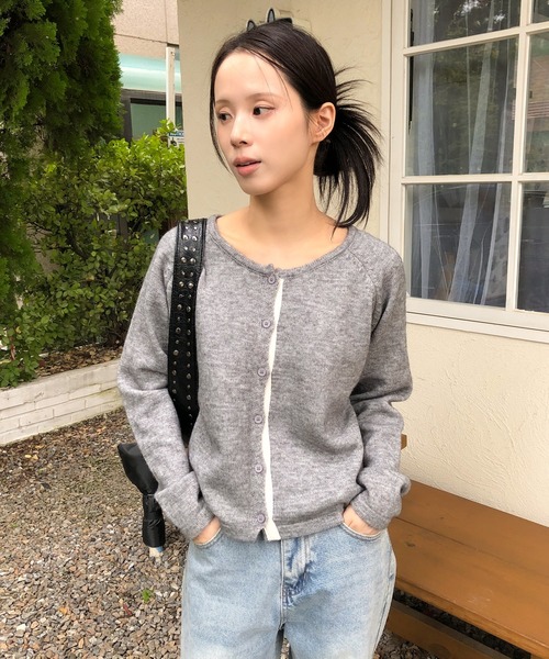 UNE MANSION（ユヌマンション）の「バイカラーラインラウンドネックニットカーディガン（カーディガン/ボレロ・レディース・アイボリー/ブラック/グレー/ブルー/レッド・FREE）」の4枚目の写真