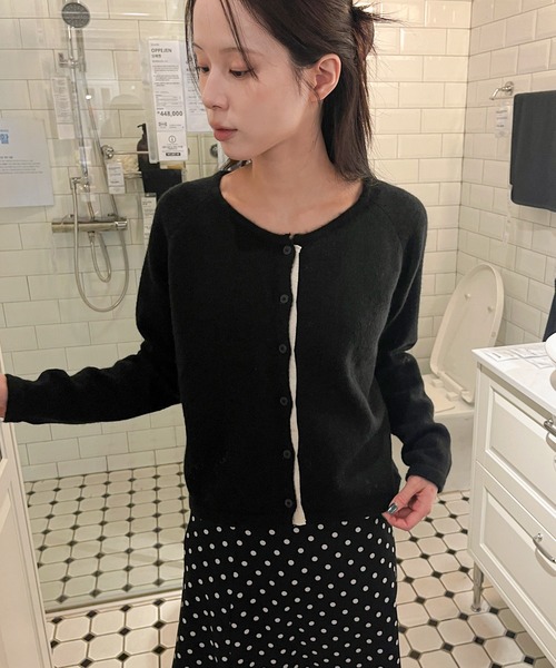 UNE MANSION（ユヌマンション）の「バイカラーラインラウンドネックニットカーディガン（カーディガン/ボレロ・レディース・アイボリー/ブラック/グレー/ブルー/レッド・FREE）」の3枚目の写真