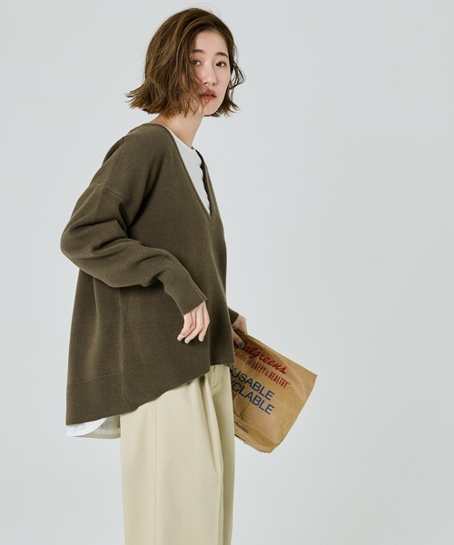 coca(coca)(コカ)の「ディープVネックニットトップス(ニット/セーター・レディース・カーキ/チャコール・L/M/S)」の4枚目の写真