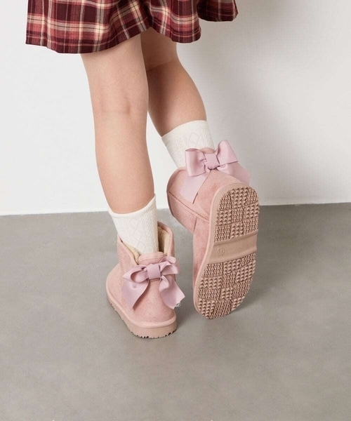 a.v.v（アーヴェヴェ）の「[17-24cm]【毎年人気NO.1/撥水加工/クッションインソール】リボン付フェイクムートンブーツ（ブーツ・キッズ・ライトピンク/ライラック/ブラック/ベージュ・17/18/19/20/21/22/23/24）」の12枚目の写真