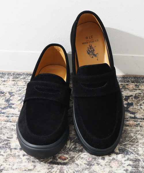 U.S. POLO ASSN.（ユーエスポロアッスン）の「【U.S. POLO ASSN./ユーエスポロアッスン】 フェイクスウェード エンボスロゴ モカシン シューズ   MEN（モカシン/デッキシューズ・メンズ・ベージュ/ブラック/キャメル・26.0cm/27.0cm/25.0cm/25.5cm/26.5cm）」の4枚目の写真
