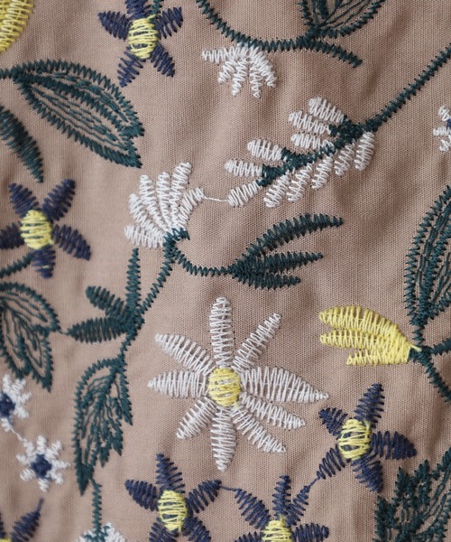 Emago(イマゴ)の「EMAGO 小花刺繍シャツ(シャツ/ブラウス・レディース・ブラック/モカ・FREE)」の5枚目の写真