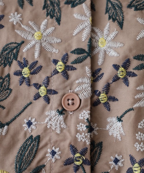 Emago(イマゴ)の「EMAGO 小花刺繍シャツ(シャツ/ブラウス・レディース・ブラック/モカ・FREE)」の4枚目の写真