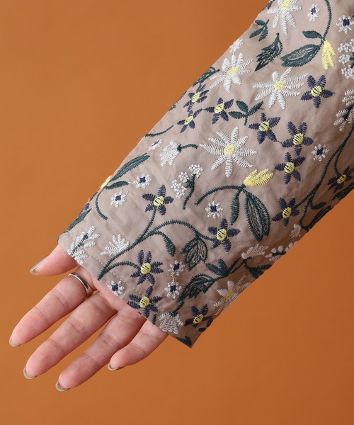 Emago(イマゴ)の「EMAGO 小花刺繍シャツ(シャツ/ブラウス・レディース・ブラック/モカ・FREE)」の3枚目の写真