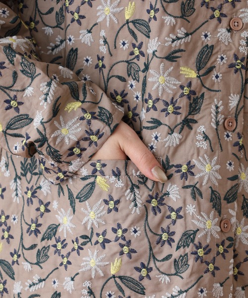 Emago(イマゴ)の「EMAGO 小花刺繍シャツ(シャツ/ブラウス・レディース・ブラック/モカ・FREE)」の19枚目の写真