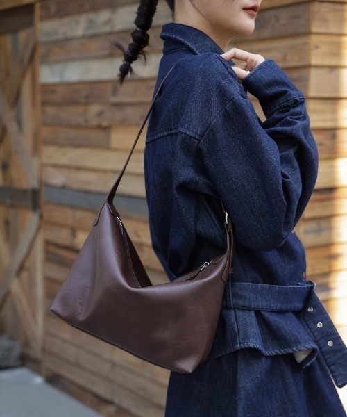 NiiNa(ニーナ)の「【 NiiNa / ニーナ 】高品質牛革ソフトレザーミドルショルダーバッグ(ショルダーバッグ・レディース・ブラウン/ブラック/ホワイト/ベージュ・FREE)」の3枚目の写真