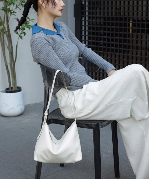 NiiNa(ニーナ)の「【 NiiNa / ニーナ 】高品質牛革ソフトレザーミドルショルダーバッグ(ショルダーバッグ・レディース・ブラウン/ブラック/ホワイト/ベージュ・FREE)」の15枚目の写真