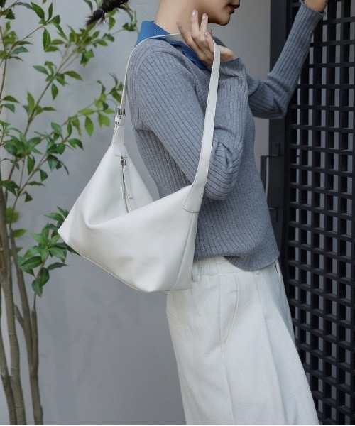 NiiNa(ニーナ)の「【 NiiNa / ニーナ 】高品質牛革ソフトレザーミドルショルダーバッグ(ショルダーバッグ・レディース・ブラウン/ブラック/ホワイト/ベージュ・FREE)」の18枚目の写真
