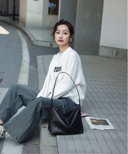 NiiNa(ニーナ)の「【 NiiNa / ニーナ 】高品質牛革ソフトレザーミドルショルダーバッグ(ショルダーバッグ・レディース・ブラウン/ブラック/ホワイト/ベージュ・FREE)」の21枚目の写真