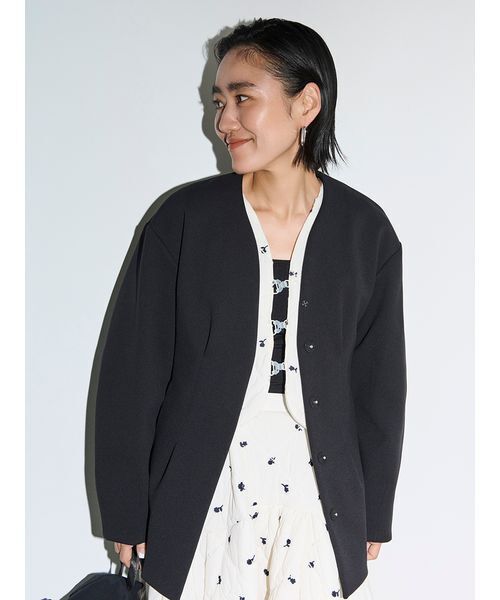 emmi（エミ）の「【セットアップ対応】【金子綾 for emmi】コンフォートジャケット（ノーカラージャケット・レディース・ブラック/ブラウン・0/1）」の2枚目の写真