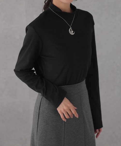 DAYRA(デイラ)の「モックネック ベーシック 長袖 カット トップス(Tシャツ/カットソー・レディース・ダークグレー/ベージュ/ブラック/ホワイト・M/XL)」の1枚目の写真