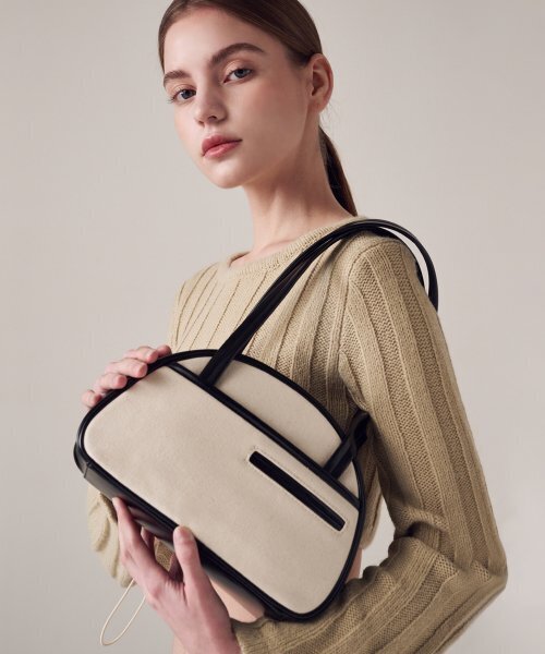 4OUR B（サビ）の「Juke Bag Black（ショルダーバッグ・レディース・ブラック・FREE）」の2枚目の写真