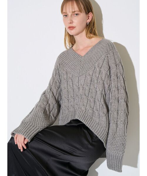 ELENDEEK(エレンディーク)の「Vネックケーブルニット(ニット/セーター・レディース・グレー/オフホワイト/レッド・FREE)」の1枚目の写真