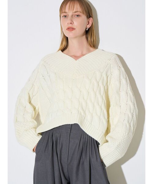 ELENDEEK(エレンディーク)の「Vネックケーブルニット(ニット/セーター・レディース・グレー/オフホワイト/レッド・FREE)」の2枚目の写真