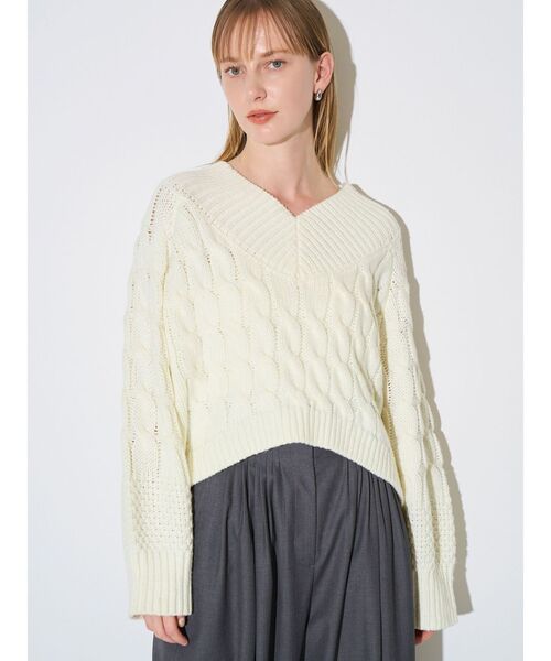 ELENDEEK(エレンディーク)の「Vネックケーブルニット(ニット/セーター・レディース・グレー/オフホワイト/レッド・FREE)」の4枚目の写真