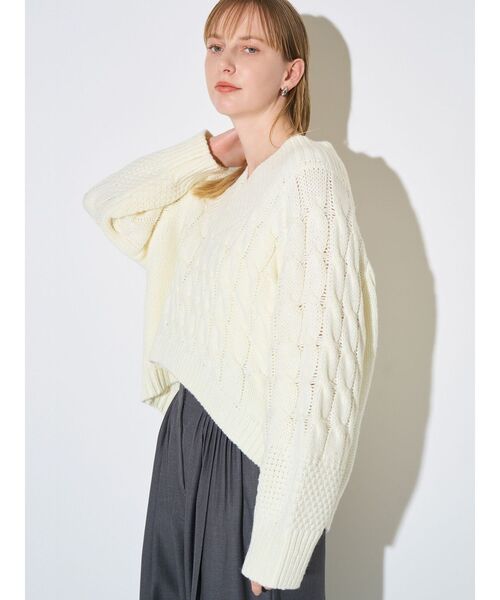 ELENDEEK(エレンディーク)の「Vネックケーブルニット(ニット/セーター・レディース・グレー/オフホワイト/レッド・FREE)」の6枚目の写真