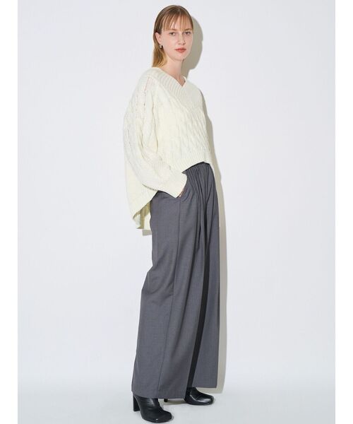 ELENDEEK(エレンディーク)の「Vネックケーブルニット(ニット/セーター・レディース・グレー/オフホワイト/レッド・FREE)」の9枚目の写真