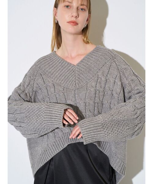 ELENDEEK(エレンディーク)の「Vネックケーブルニット(ニット/セーター・レディース・グレー/オフホワイト/レッド・FREE)」の14枚目の写真