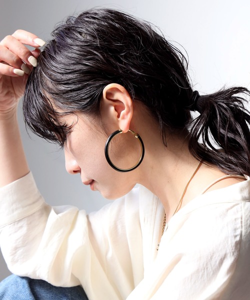 antiqua(アンティカ)の「レザー調 フープピアス(ピアス(両耳用)・レディース・ブラック・FREE)」の2枚目の写真