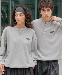 UMBRO（アンブロ）の「UMBRO アンブロ 別注 ワンポイントロゴ刺繍 ドロスト ヘンリーネック オーバーサイズ サーマル プルオーバー（スウェット）」