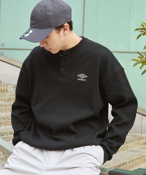 UMBRO/アンブロ 別注 ワンポイントロゴ刺繍 ドロスト ヘンリーネック