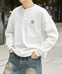 UMBRO（アンブロ）の「UMBRO/アンブロ 別注 ワンポイントロゴ刺繍 ドロスト ヘンリーネック オーバーサイズ サーマル プルオーバー（スウェット）」