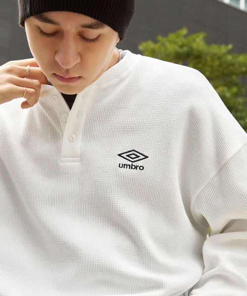 UMBRO(アンブロ)の「UMBRO/アンブロ 別注 ワンポイントロゴ刺繍 ドロスト ヘンリーネック オーバーサイズ サーマル プルオーバー(スウェット・メンズ・ネイビー/ブラック/オフホワイト・M/L)」の13枚目の写真