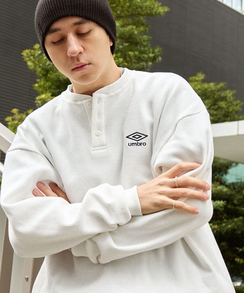 UMBRO(アンブロ)の「UMBRO/アンブロ 別注 ワンポイントロゴ刺繍 ドロスト ヘンリーネック オーバーサイズ サーマル プルオーバー(スウェット・メンズ・ネイビー/ブラック/オフホワイト・M/L)」の20枚目の写真
