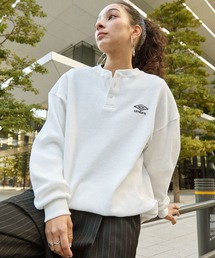 UMBRO（アンブロ）の「UMBRO/アンブロ 別注 ワンポイントロゴ刺繍 ドロスト ヘンリーネック オーバーサイズ サーマル プルオーバー（スウェット）」