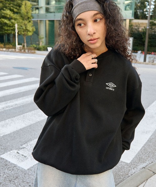 UMBRO/アンブロ 別注 ワンポイントロゴ刺繍 ドロスト ヘンリーネック