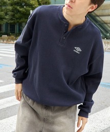 UMBRO（アンブロ）の「UMBRO/アンブロ 別注 ワンポイントロゴ刺繍 ドロスト ヘンリーネック オーバーサイズ サーマル プルオーバー（スウェット）」