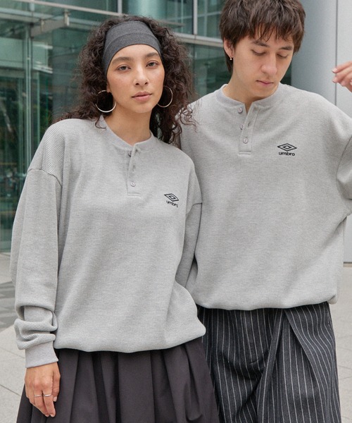 UMBRO/アンブロ 別注 ワンポイントロゴ刺繍 ドロスト ヘンリーネック