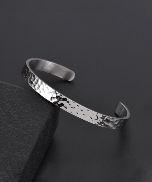 SBG（エスビー）の「SBG ハンマートーンバングル（バングル/リストバンド・メンズ・シルバー/ブラック・FREE）」の2枚目の写真