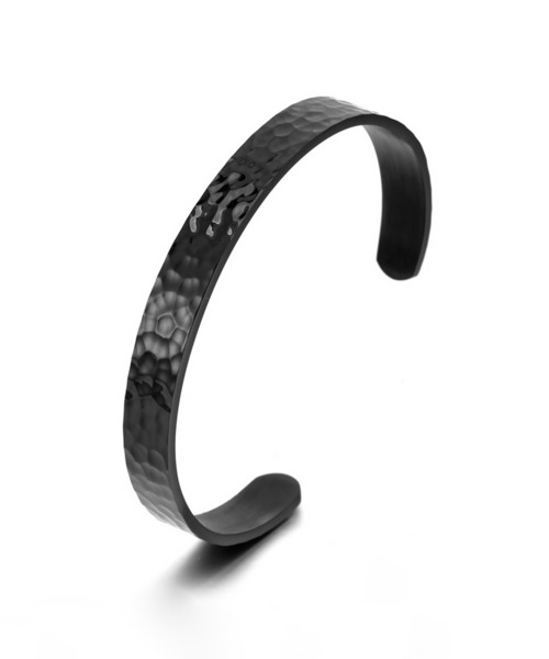 SBG（エスビー）の「SBG ハンマートーンバングル（バングル/リストバンド・メンズ・シルバー/ブラック・FREE）」の4枚目の写真