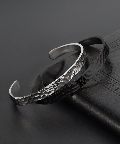 SBG（エスビー）の「SBG ハンマートーンバングル（バングル/リストバンド・メンズ・シルバー/ブラック・FREE）」の3枚目の写真