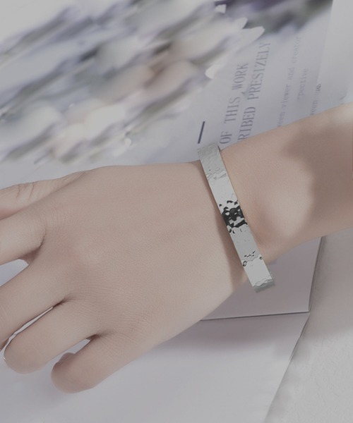 SBG（エスビー）の「SBG ハンマートーンバングル（バングル/リストバンド・メンズ・シルバー/ブラック・FREE）」の7枚目の写真