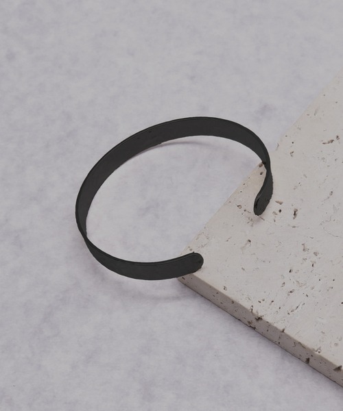 SBG（エスビー）の「SBG ハンマートーンバングル（バングル/リストバンド・メンズ・シルバー/ブラック・FREE）」の6枚目の写真