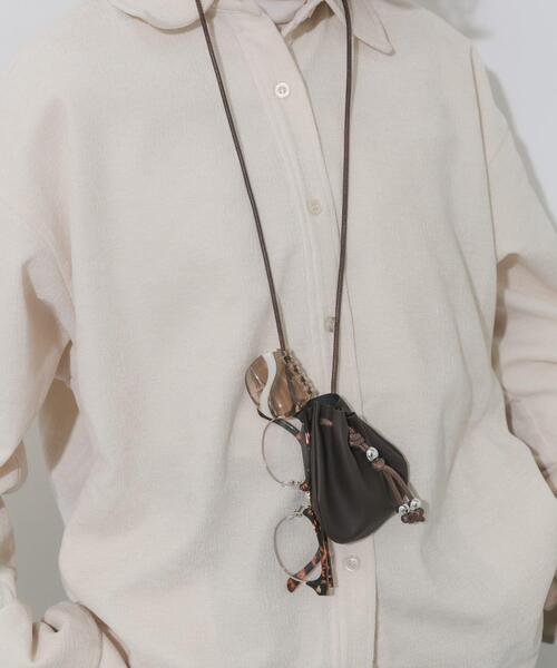 SMELLY(スメリー)の「サークルネックポーチ(ポーチ・レディース・ブラック/ブラウン・-)」の4枚目の写真