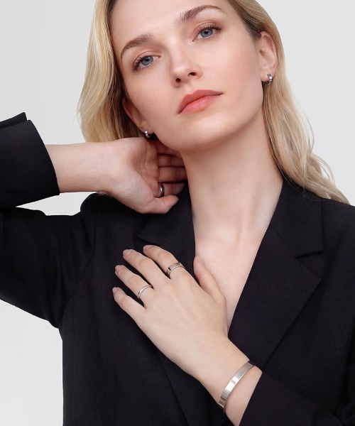 Daniel Wellington(ダニエルウェリントン)の「Line Cuff Brushed/Polished 7MM ローズゴールド/ゴールド/シルバー/グレー(ブレスレット・レディース・イエローゴールド/ピンクゴールド/ゴールド系その他/シルバー系その他/グレー/シルバー/ゴールド系その他3・LARGE/SMALL)」の20枚目の写真