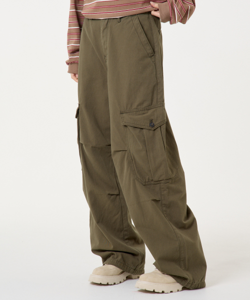 UNKNOWN PLANET(アンノウンプラネット)の「タックワイドストリングカーゴ綿パンツカーキ(その他パンツ・レディース・その他・LARGE/MEDIUM/SMALL)」の3枚目の写真