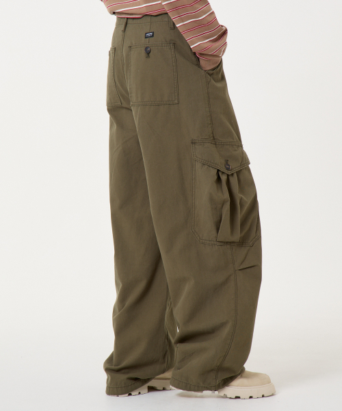 UNKNOWN PLANET(アンノウンプラネット)の「タックワイドストリングカーゴ綿パンツカーキ(その他パンツ・レディース・その他・LARGE/MEDIUM/SMALL)」の4枚目の写真