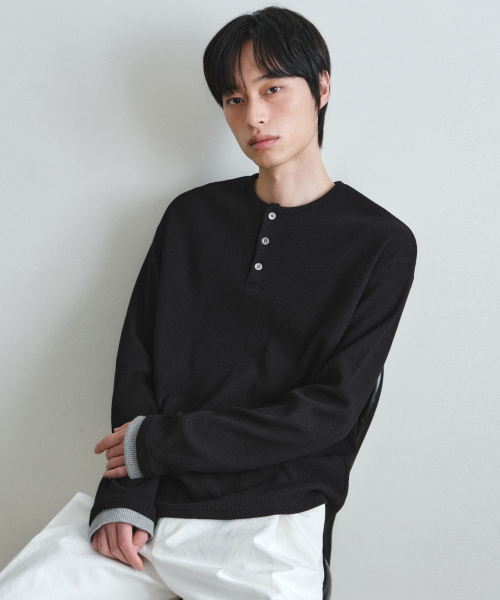 WEDNESDAY OASIS(ウェンズデーオアシス)の「レイヤードワッフルヘンリーネックTシャツ_BLACK(W26TP01)(Tシャツ/カットソー・メンズ・ブラック・MEDIUM/LARGE)」の1枚目の写真