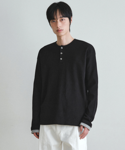 WEDNESDAY OASIS(ウェンズデーオアシス)の「レイヤードワッフルヘンリーネックTシャツ_BLACK(W26TP01)(Tシャツ/カットソー・メンズ・ブラック・MEDIUM/LARGE)」の2枚目の写真
