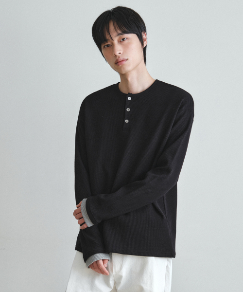 WEDNESDAY OASIS(ウェンズデーオアシス)の「レイヤードワッフルヘンリーネックTシャツ_BLACK(W26TP01)(Tシャツ/カットソー・メンズ・ブラック・MEDIUM/LARGE)」の3枚目の写真
