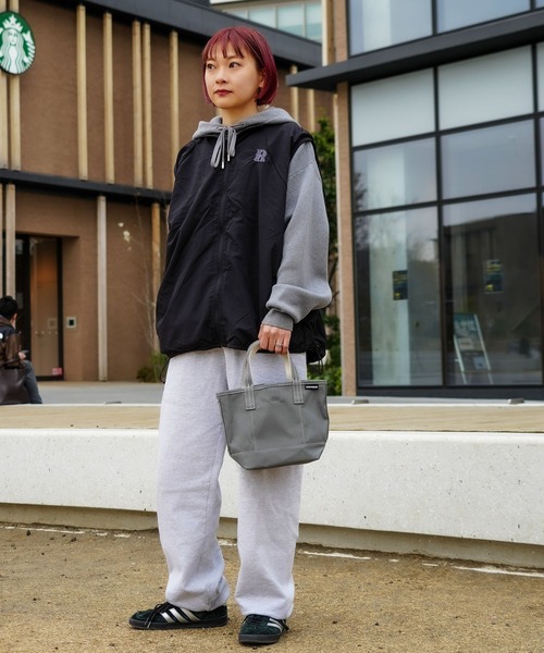 CONVERSE(コンバース)の「【CONVERSE/コンバース】【シンプルながらコンバースらしいデザインが光る一品】コットンキャンバストートバッグ Sサイズ 舟型 タフ コンパクトサイズ(トートバッグ・レディース・カーキ/ブラック/ベージュ/ネイビー/レッド/オフホワイト/グレー/ライトブラウン・SMALL)」の14枚目の写真