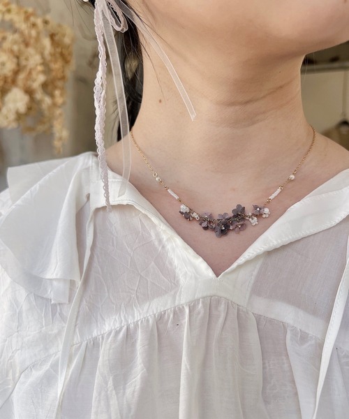 m.soeur（エムスール）の「ランタナとガラスビーズのネックレス（ネックレス・レディース・グレー/ホワイト/ブラック・FREE）」の3枚目の写真