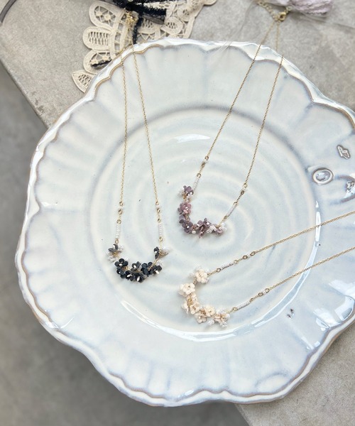 m.soeur（エムスール）の「ランタナとガラスビーズのネックレス（ネックレス・レディース・グレー/ホワイト/ブラック・FREE）」の15枚目の写真