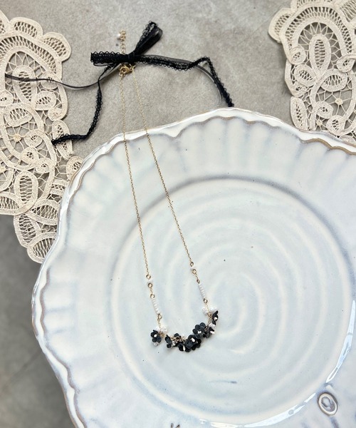 m.soeur（エムスール）の「ランタナとガラスビーズのネックレス（ネックレス・レディース・グレー/ホワイト/ブラック・FREE）」の8枚目の写真
