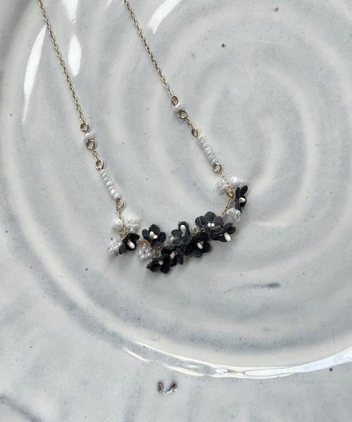 m.soeur（エムスール）の「ランタナとガラスビーズのネックレス（ネックレス・レディース・グレー/ホワイト/ブラック・FREE）」の9枚目の写真